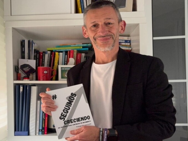 José Antonio Sevilla publica su primer libro #SeguimosCreciendo