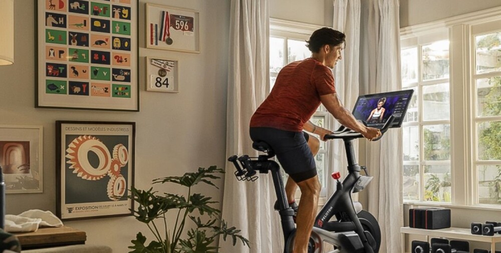 Peloton amplía su oferta de fuerza con clases de pesas rusas