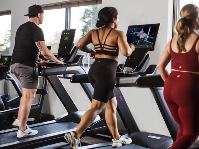 Peloton integra entrenamientos en cintas de correr Precor